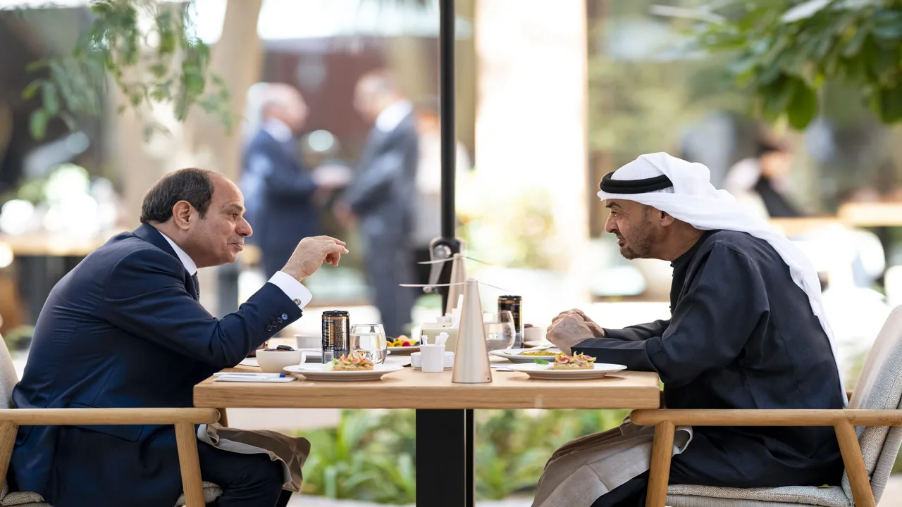 قمة القاهرة.. السيسي وبن زايد يبحثان خطة تعزيز الاستقرار ونمو اقتصاد المنطقة العربية